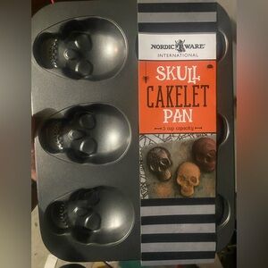 Nordic Ware Black Skull Cakelet Pan